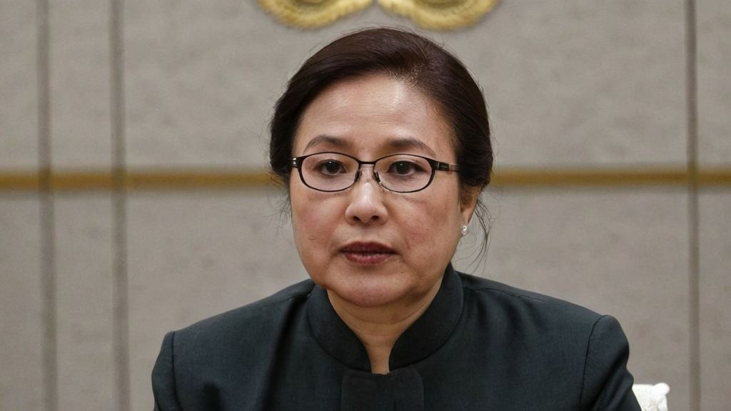 娱乐圈幕后趣事大揭秘李宏毅直播中丝袜妹子走光瞬间引热议