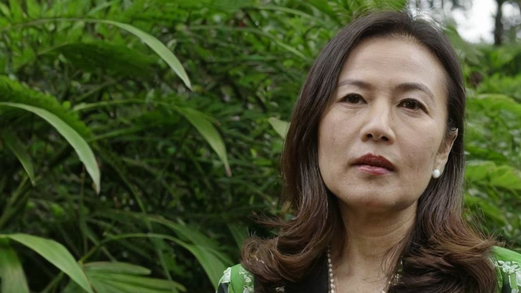 国民女神与神秘富二代牵手恋情曝光引热议 网红主播揭秘娱乐圈真实面目